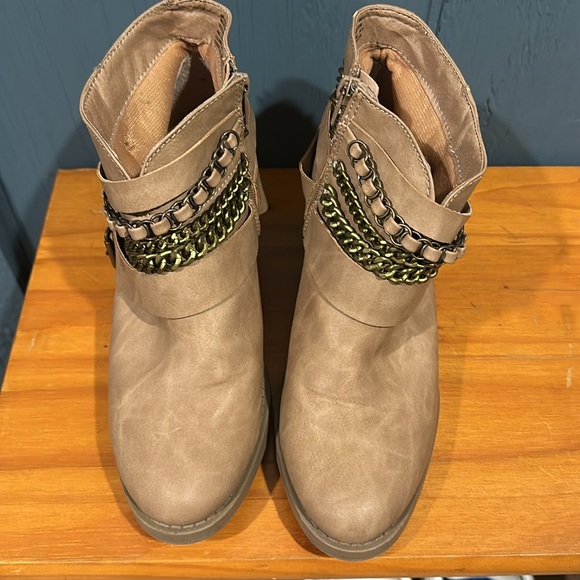 Women’s Brown Ankle  Boots.   🥾 Kohl’s size 9.5
Gently used. - Picture 2 of 5